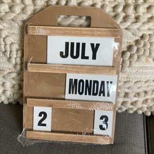 NWT Reusable Wood Date Board